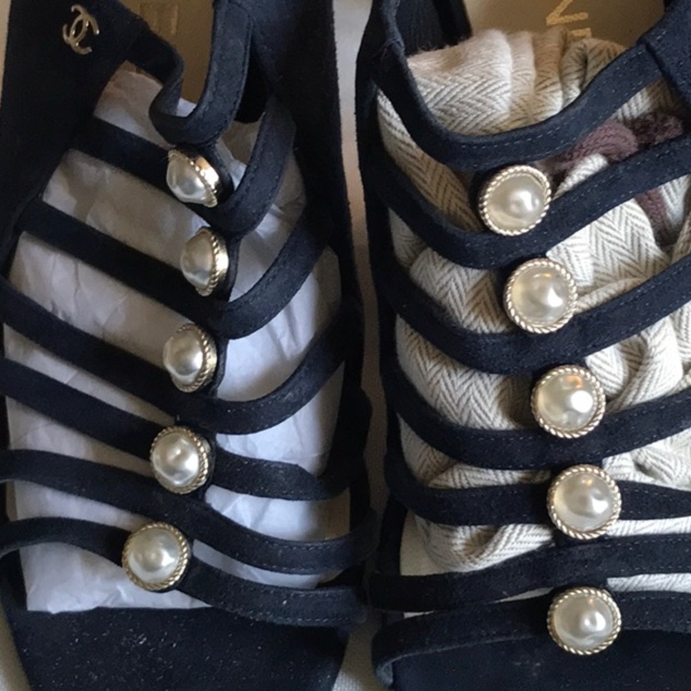 Chanel INTERLOCKING CC LOGO SLINGBACK SANDALS - Picture 5 of 16